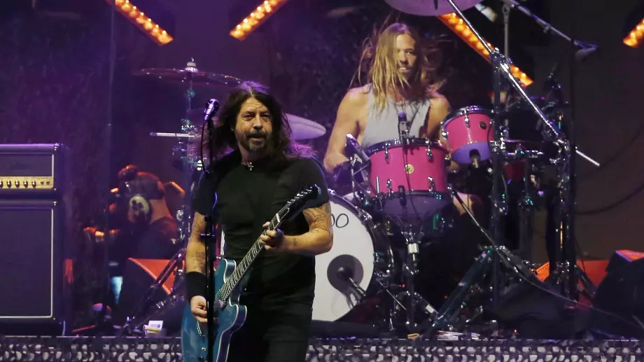 Foo Fighters отмениха всичките си концерта след смъртта на барабаниста им