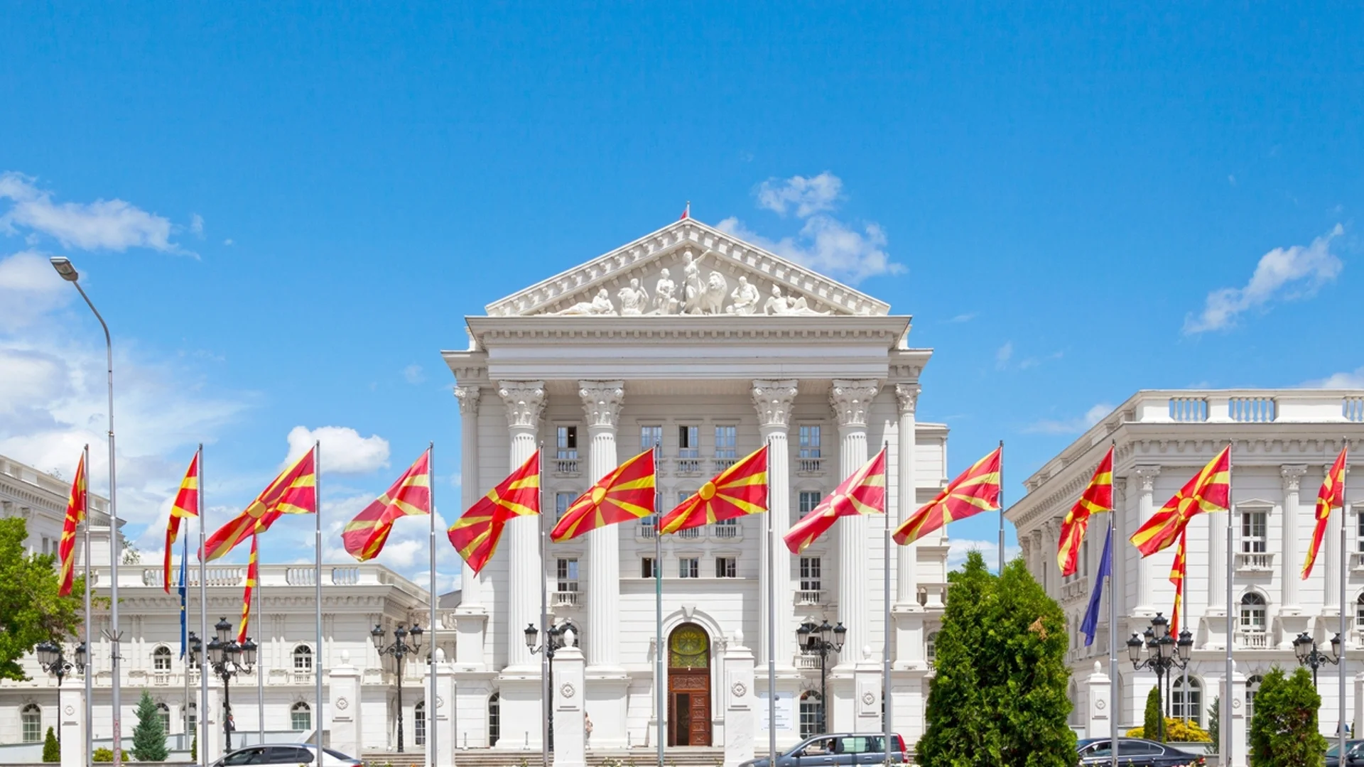 Скандал в парламента на Северна Македония - депутат счупи компютъра на зам.-председателя