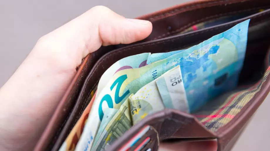 Приемането на еврото ще ни донесе европейски заплати, смята бивш зам.-министър