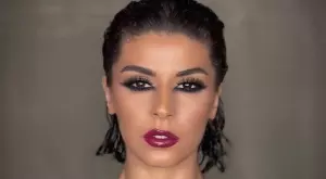 Грим тенденциите на 2022: Обратна очна линия