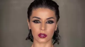 Как да носите опушен грим през пролет 2024 (СНИМКИ)