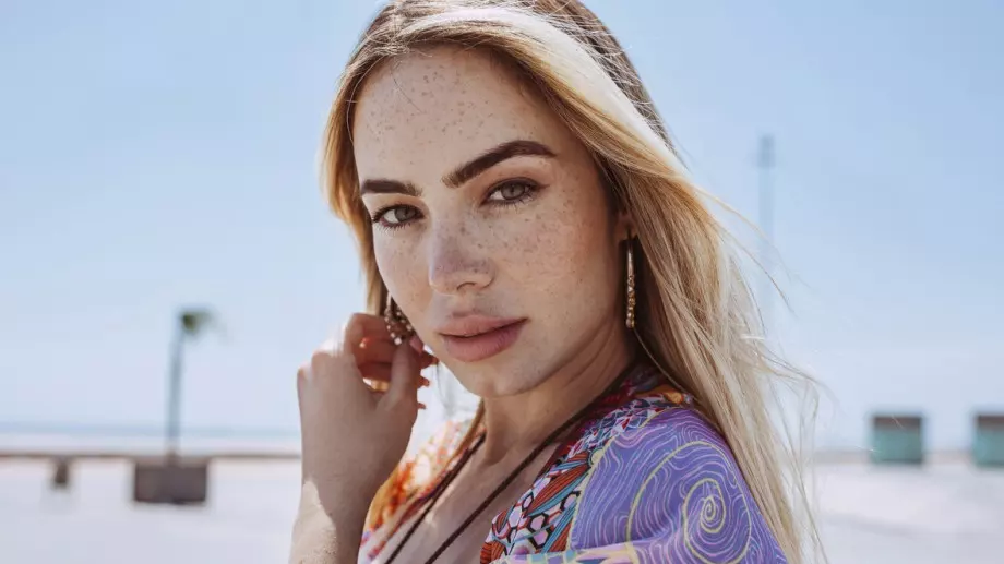    Да бъдеш сам не е страшно, страшно е да се чувстваш самотен до човек, който не те цени   