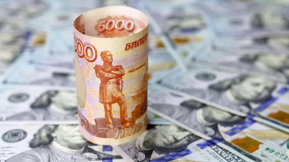 Руската рубла покори нови върхове спрямо долара и еврото