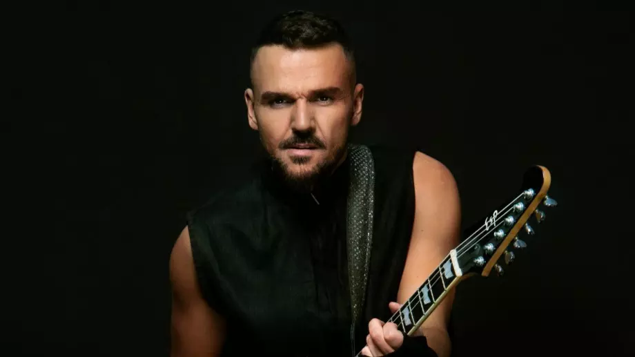 Графа с мини турне в страната и Лондон