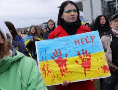 Езеро до руското посолство в Литва осъмна в кървавочервено заради зверствата в Буча (СНИМКИ)