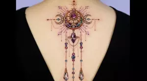 Жена прави впечатляващи татуировки на бижута (СНИМКИ)