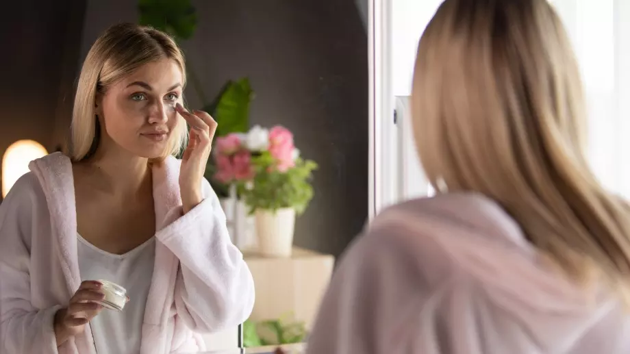 "Слъгинг": TikTok тенденцията, която обещава сияйна кожа