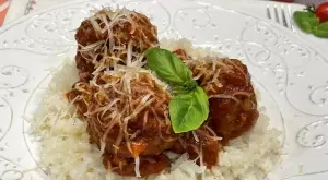 Кюфтенца с доматен сос, ориз и Пармезан