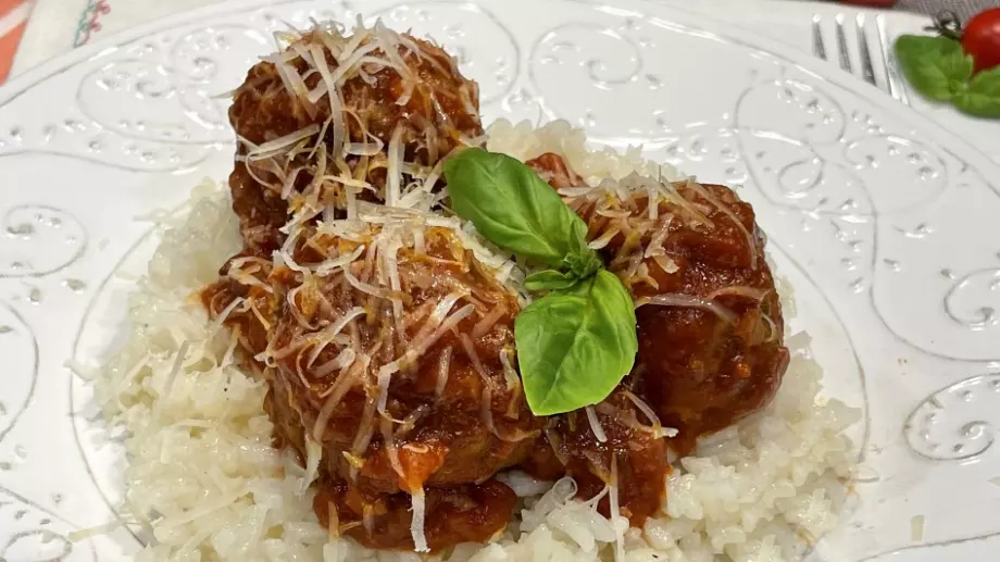 Кюфтенца с доматен сос, ориз и Пармезан