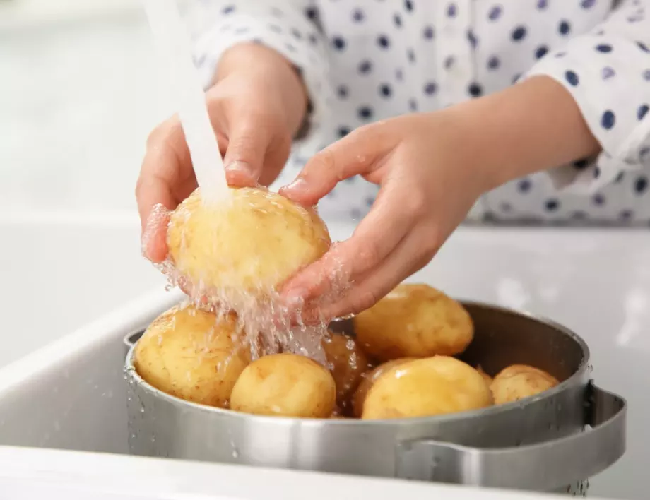Ето как да белите картофите, така че ръцете ви да не потъмняват