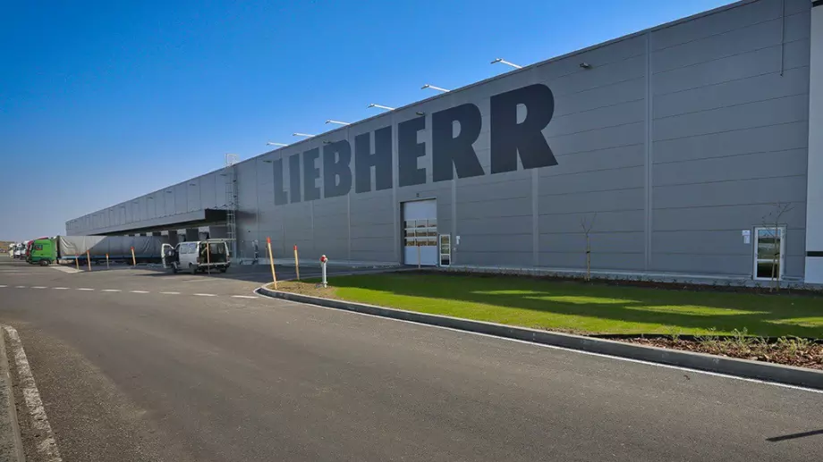 След стачка на работниците: Заводът на Liebherr край Пловдив вдига ваучерите до 200 лева