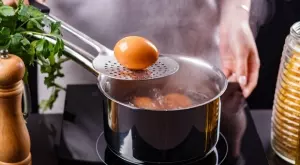 Хитрите домакини нямат нито едно счупено яйце, защото слагат това във водата