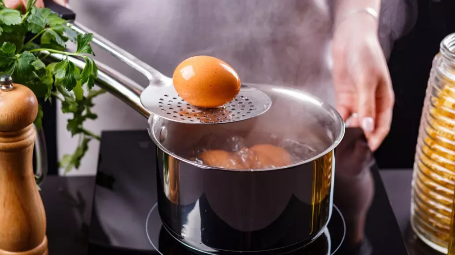 Хитрите домакини нямат нито едно счупено яйце, защото слагат това във водата