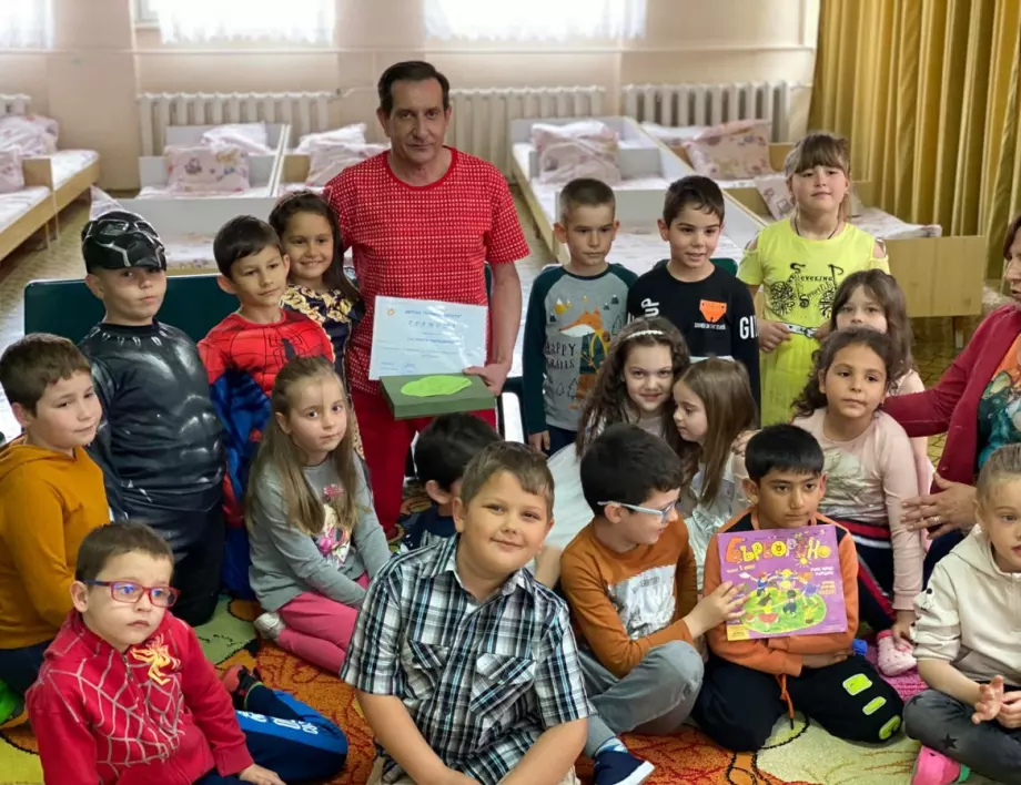 Кметът на Стамболийски чете приказки на деца от ДГ „Звънче“