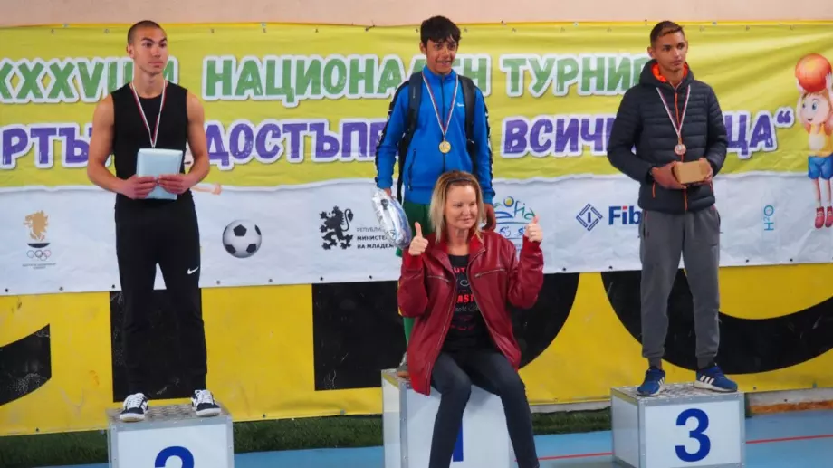 Стефка Костадинова награди националните призьори за деца и младежи в риск