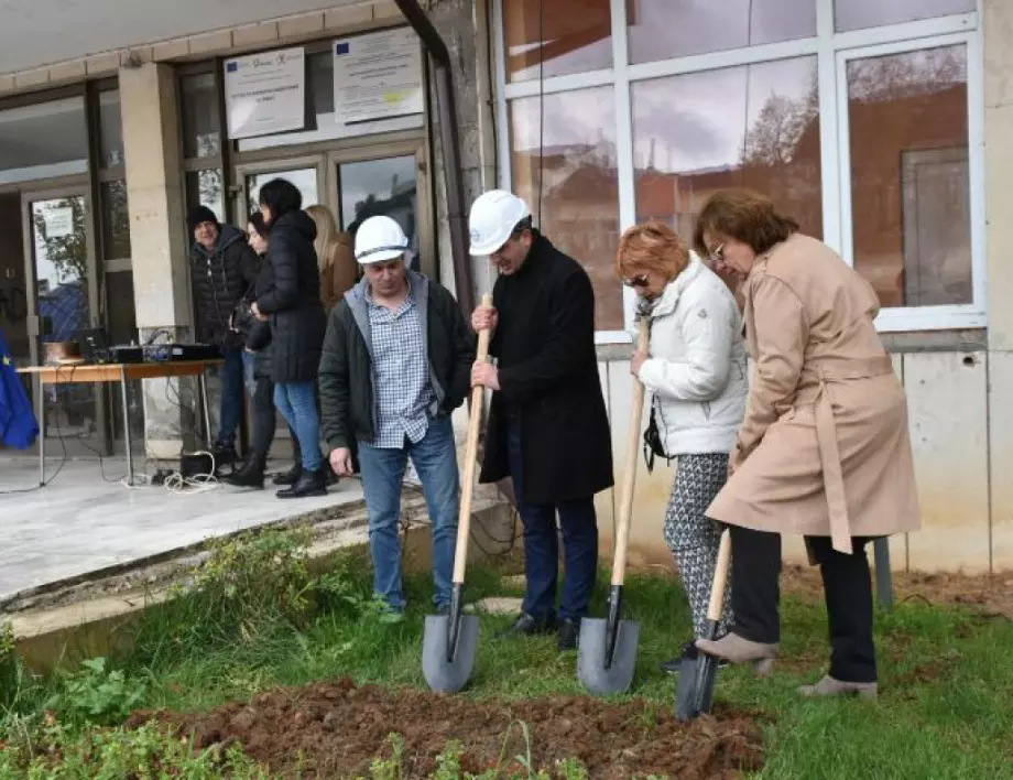 Първа копка на строително-монтажните работи по преустройство на Младежкия дом в Ловеч