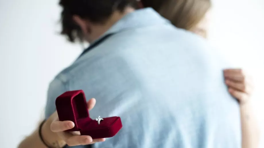 Виц на деня: Тръгнали да омъжват приказно красива девойка