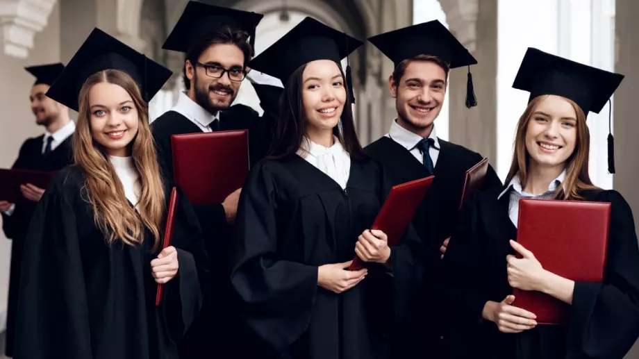 Таксите за 127 000 студенти отпадат още тази академична година