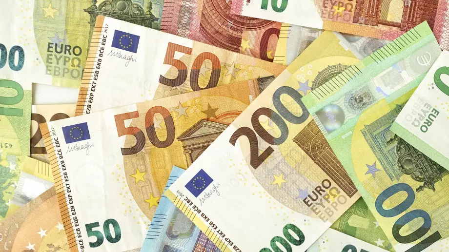 Еврото достигна най-високите нива спрямо долара от март