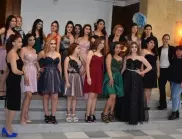 Ученици от Асеновград даряват рокли на абитуриенти в нужда