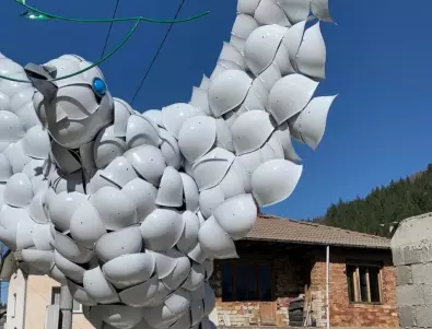 В Родопите: Послание за мир от 200-килограмова скулптура на гълъб от военни каски 