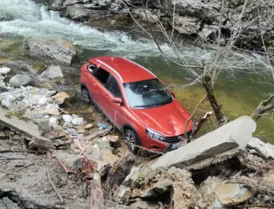 Кола с четирима пътници пропадна в Ягодинска река (СНИМКИ)