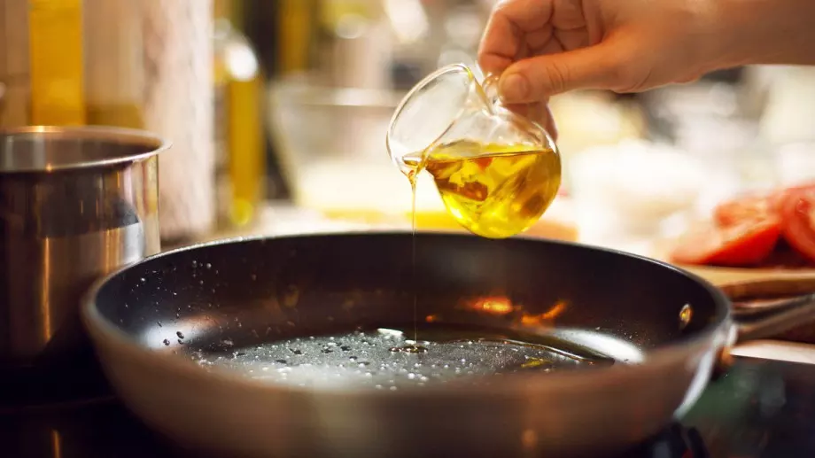 Ето как правилно да изхвърлите старата мазнина от тигана
