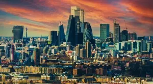 Огромен ръст на заплатите във финансовия сектор във Великобритания