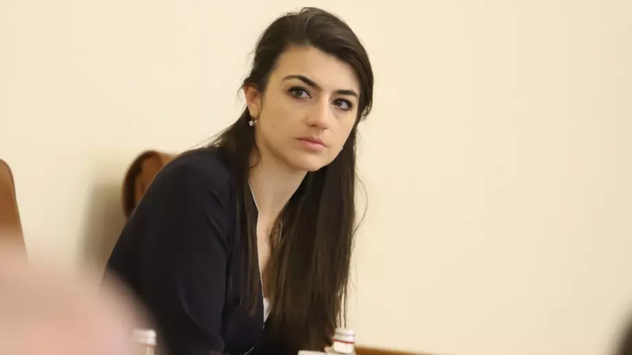 Илиана Раева защити Лена Бориславова: В България мразят младите, красивите и образованите