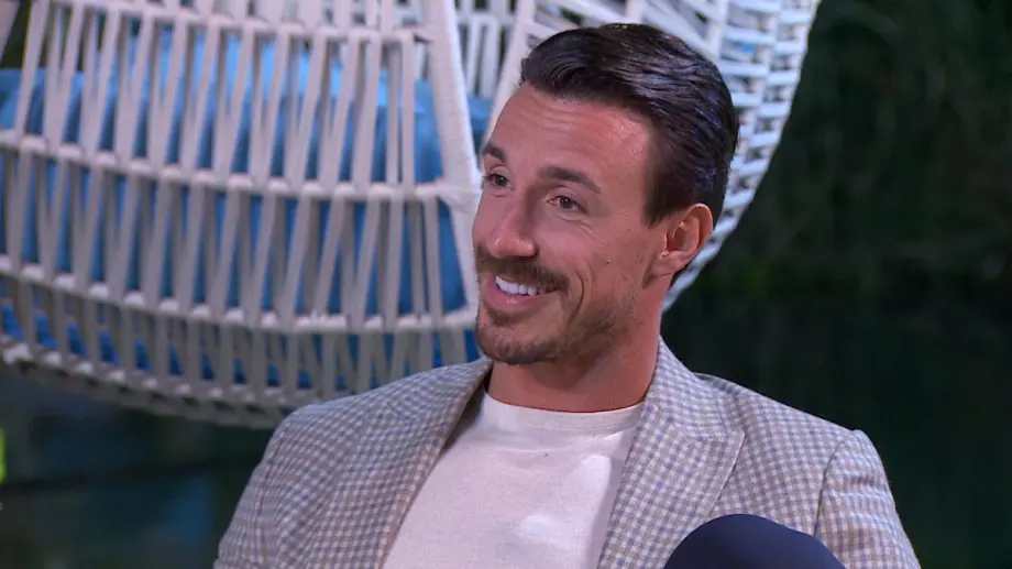 Страстна целувка под дъжда в 