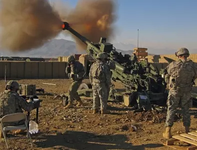 Американците показаха как товарят 155-мм гаубици за Украйна