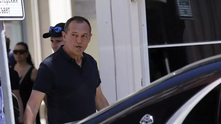 Васил Божков бе задържан при пристигането си в България