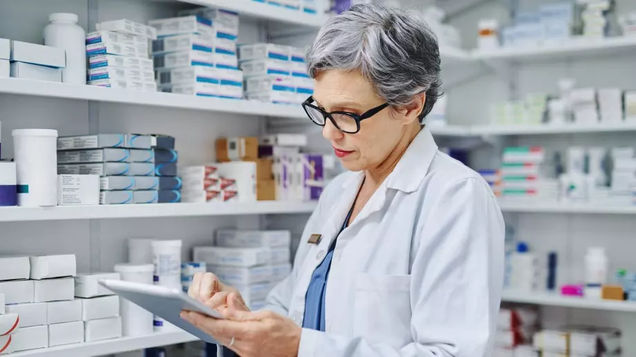 Виц за 15 април 2023: Нервна жена влиза в аптека