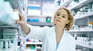 Виц за днес: В аптека влиза нервна жена