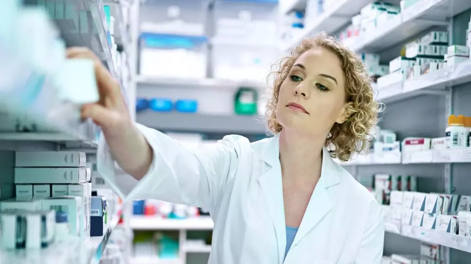 Виц за днес: В аптека влиза нервна жена