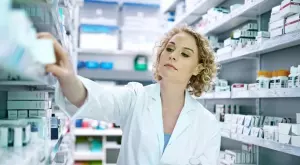 Виц за днес: В аптеката влиза нервна жена