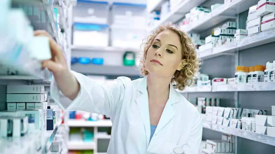 Виц за днес: В аптеката влиза нервна жена