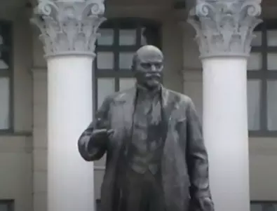 Вдигнаха паметник на Ленин в Херсонска област (ВИДЕО)