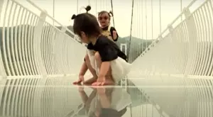 Oткриха най-дългия стъклен мост в света (ВИДЕО)