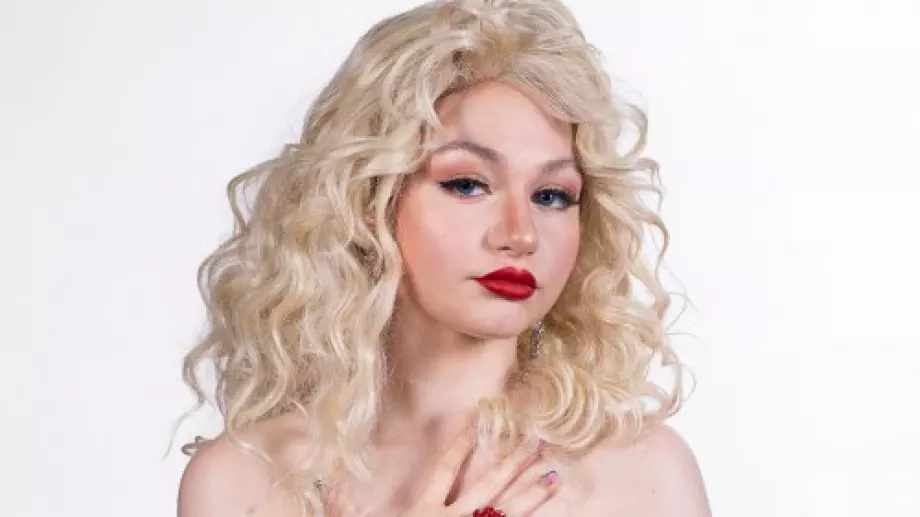 Дни след смъртта на баща си, Крисия разчувства публиката (ВИДЕО)