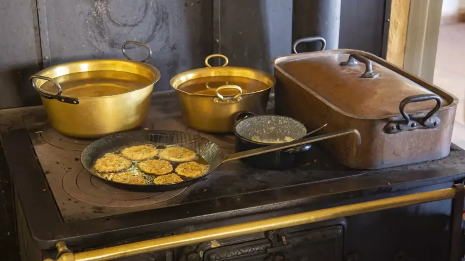 Какви удобства предлага отоплението с чугунени готварски печки на дърва?