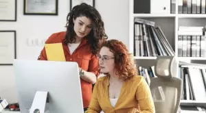 В офиса: Как да се справите с колегата, който ви "лази по нервите“