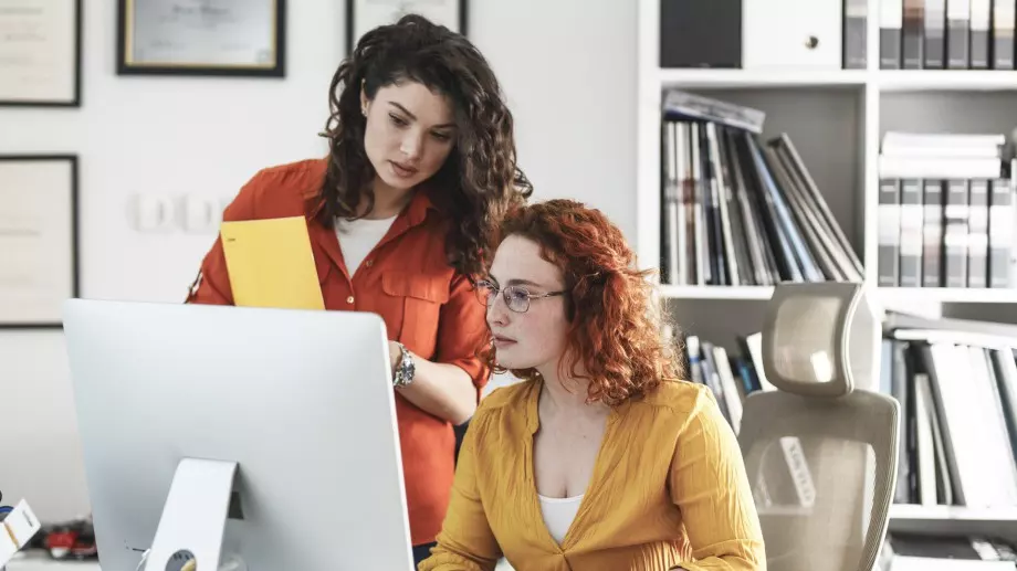 В офиса: Как да се справите с колегата, който ви "лази по нервите“