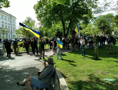 Сбиване заради Украйна - изглежда заради отнето знаме. Възползва ли се лидерът на 