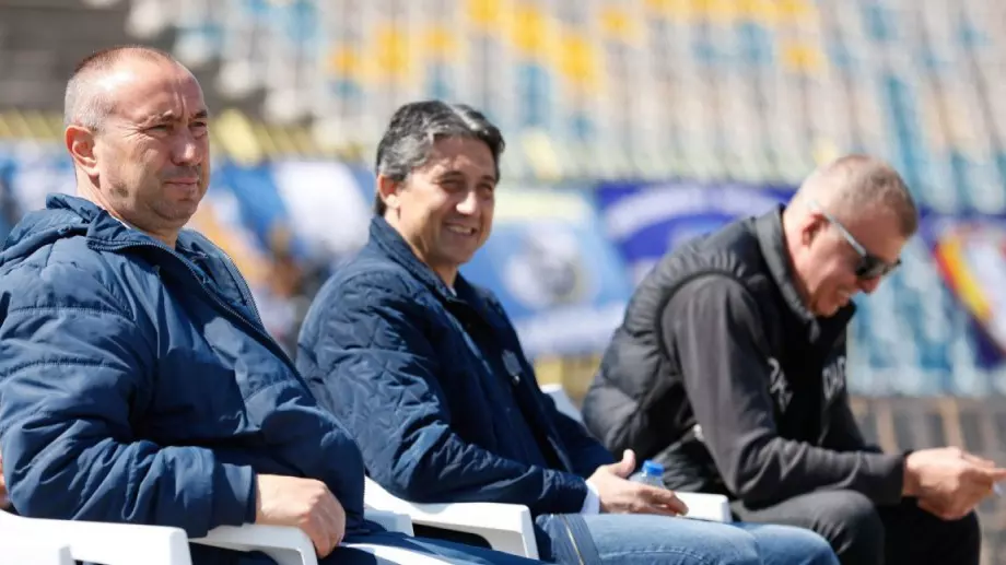 ВИДЕО: Ръководството на Левски бе топло посрещнато на срещата със "сините" фенове в Карлово