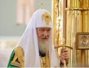 Руският патриарх падна по време на богослужение (ВИДЕО)
