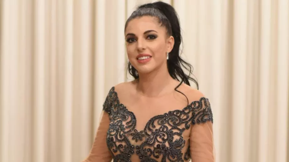 Елвира от "Ергенът" е на романтична почивка с гаджето (СНИМКИ)