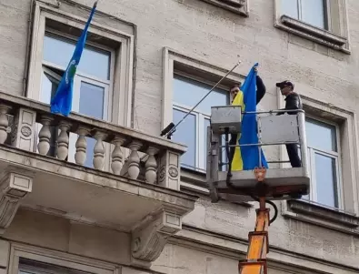 Със скандална акция Възраждане свали украинския флаг от сградата на Столична община