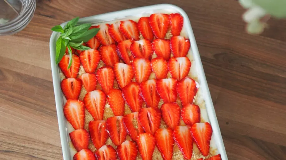 Бърз десерт: бисквитена торта с маскарпоне и ягоди