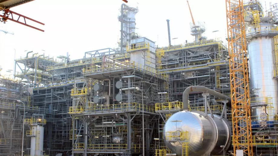 Реално ли е "Лукойл Нефтохим Бургас" да спре работа без руски петрол?